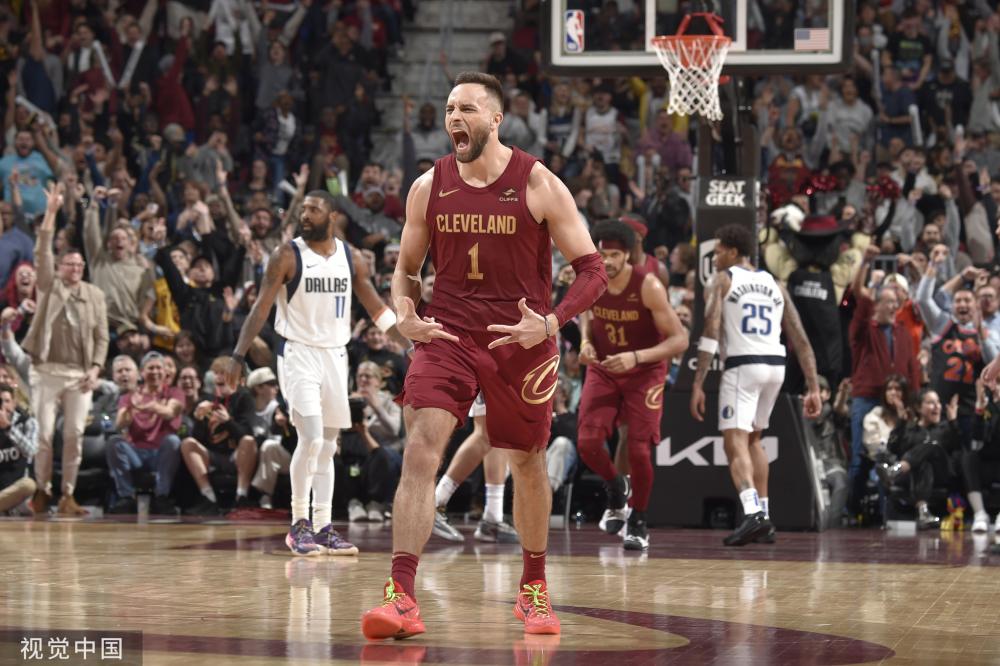 他在中场的 他在中场的